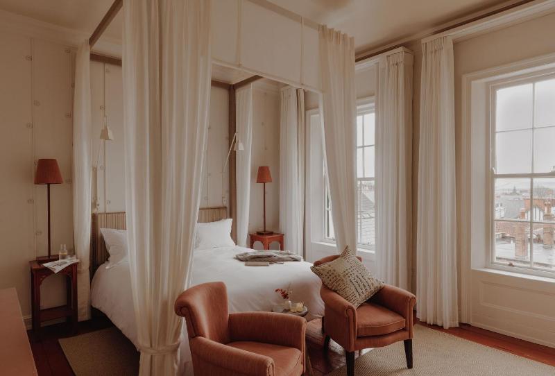 Large Guest Room image 1