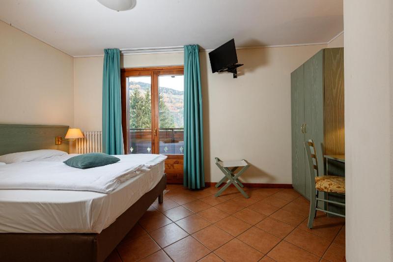 Double Room image 3