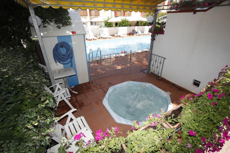 Hotel Villa dei Fiori - sul mare con piscina - image 4