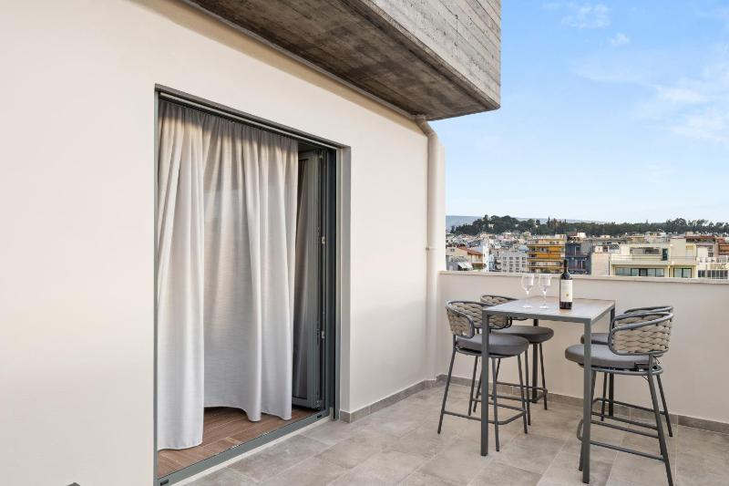 Deluxe Double Room with Balcony image 2