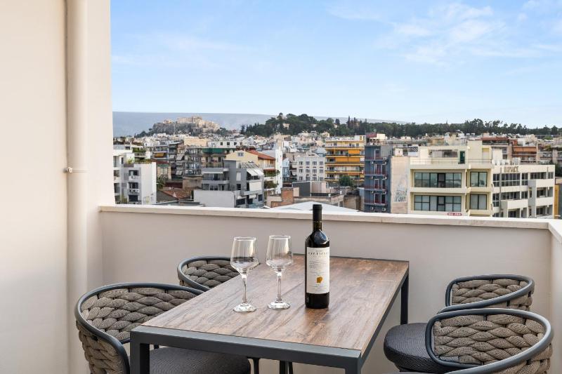 Deluxe Double Room with Balcony image 4