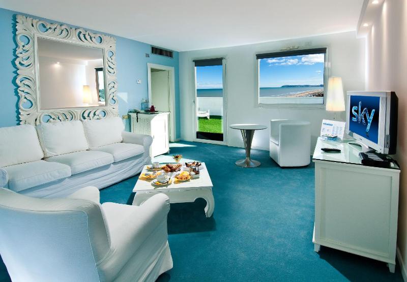 Deluxe Suite image 3