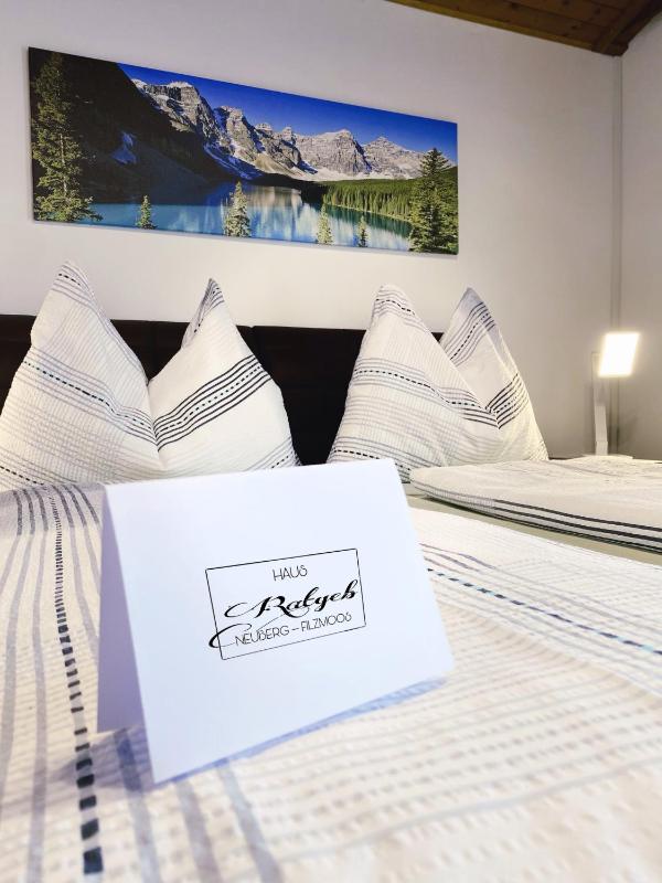 Deluxe Double or Twin Room image 3