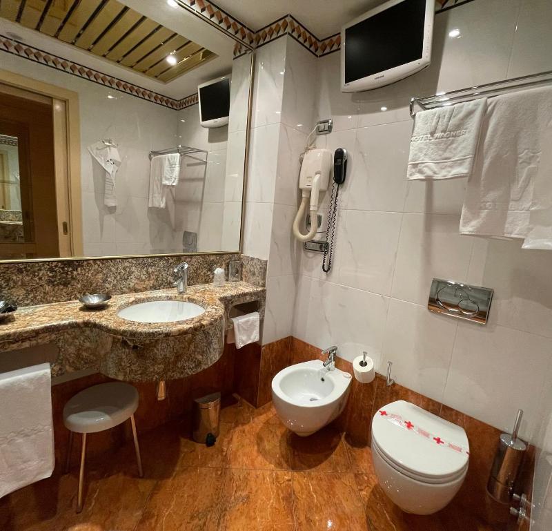 Standard Twin Room image 3