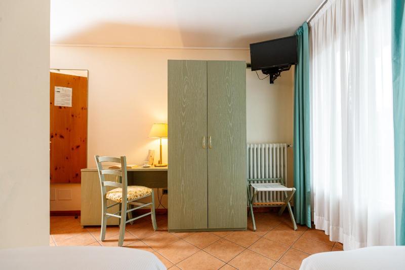 Twin Room image 4
