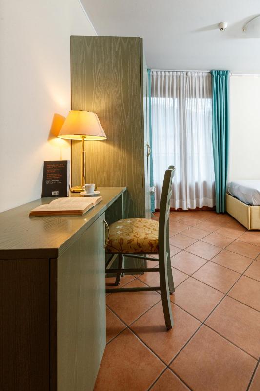 Twin Room image 3