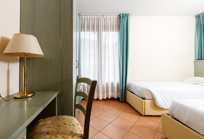 Twin Room image 2