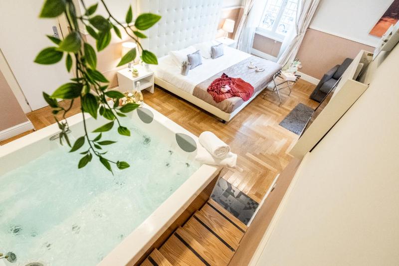Suite with Jacuzzi for 2 people image 1