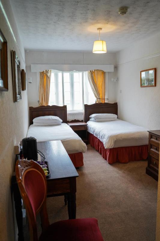 Twin Room with Private Bathroom image 1