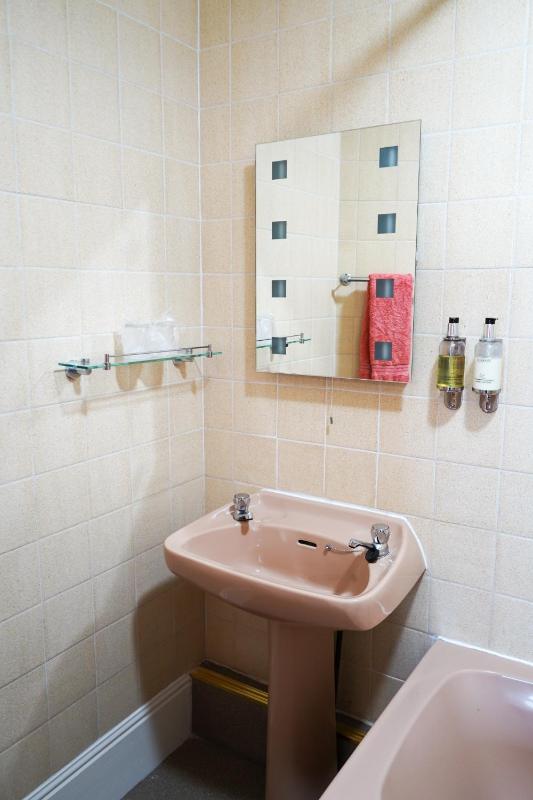 Twin Room with Private Bathroom image 4