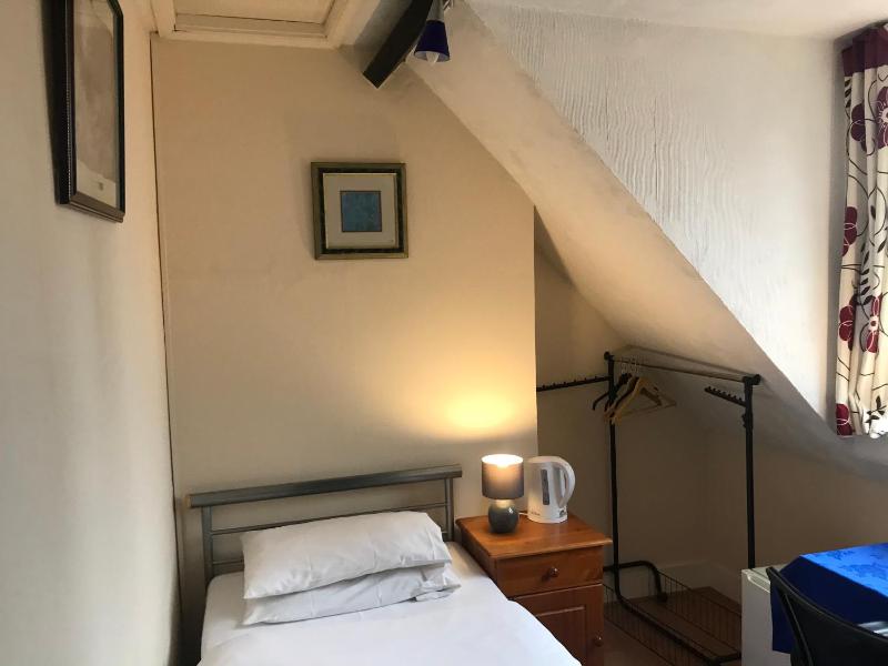 Single Room with Shared Shower and Toilet image 4