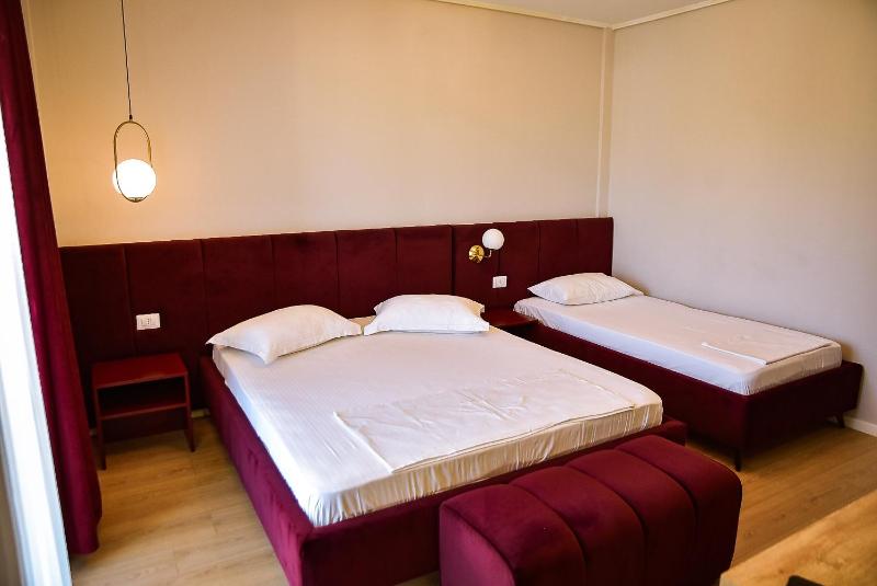 Deluxe Triple Room image 4
