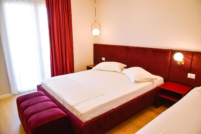 Deluxe Triple Room image 3