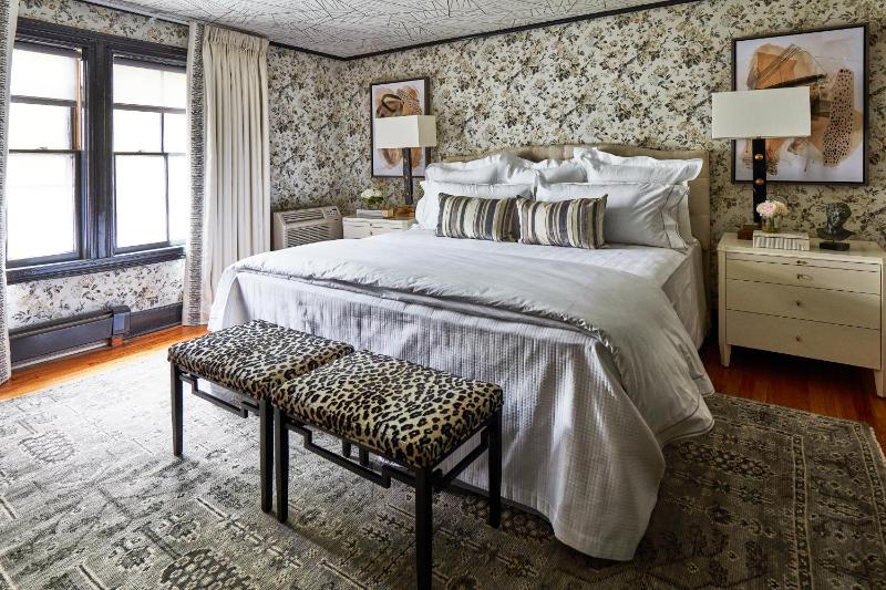 Standard King Room image 2