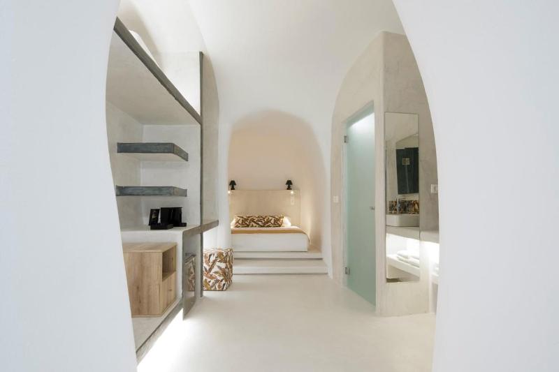 Cave Suite with Sea View Terrace image 1