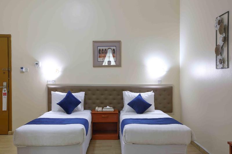 Standard Twin Room image 3
