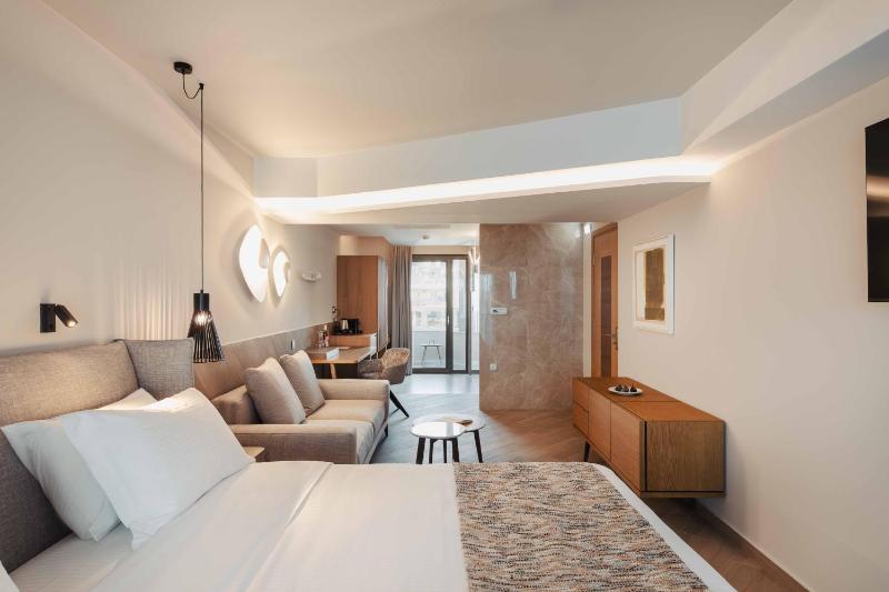 Deluxe Suite with Sea View image 1