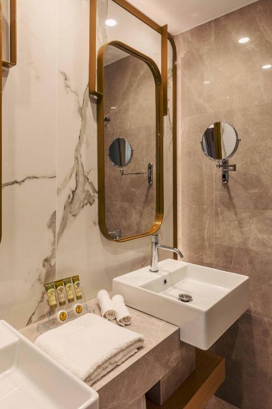 Deluxe Suite with Sea View image 4