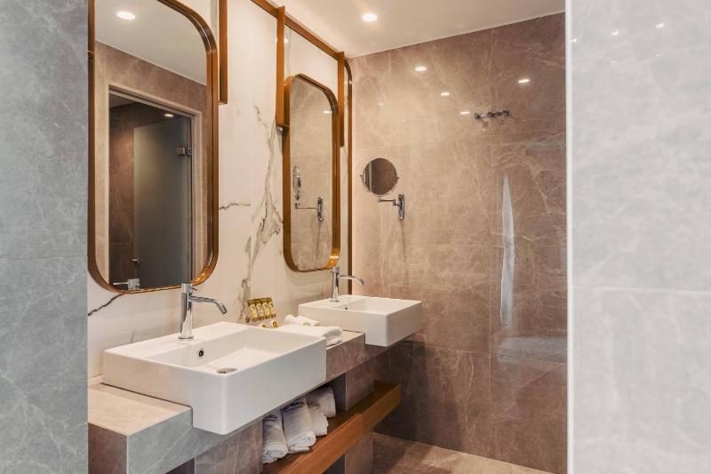 Deluxe Suite with Sea View image 2