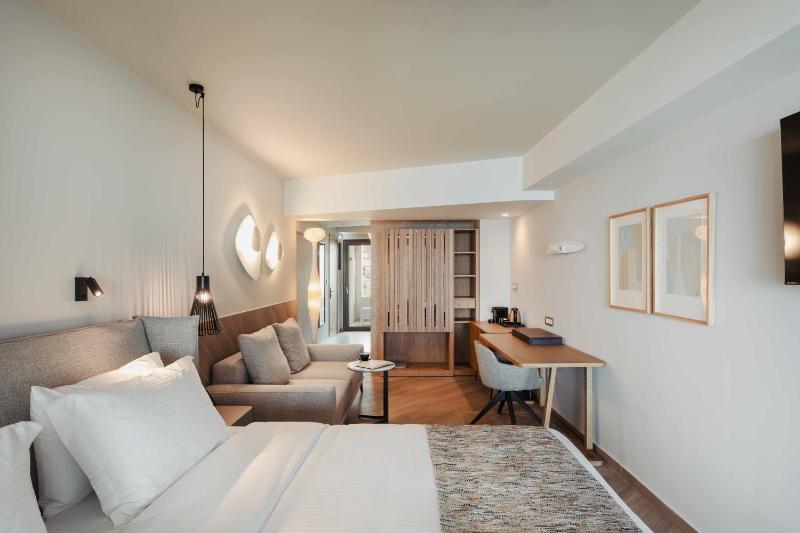Deluxe Suite with Spa Bath image 1