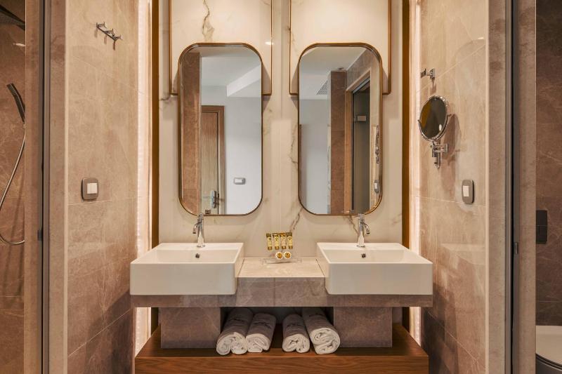 Deluxe Suite with Spa Bath image 3