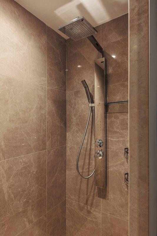 Deluxe Suite with Spa Bath image 2
