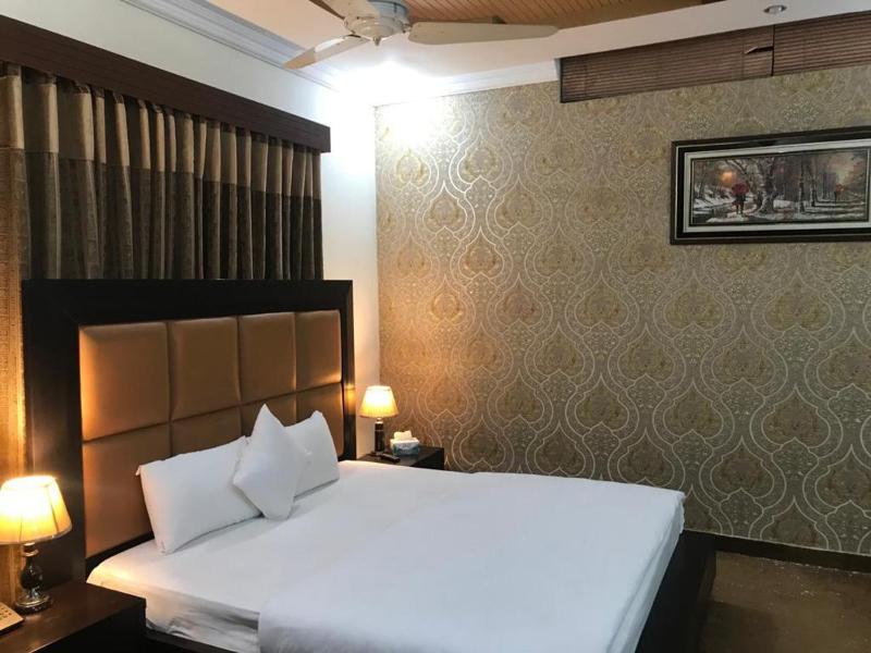 Deluxe Double Room with Balcony image 3