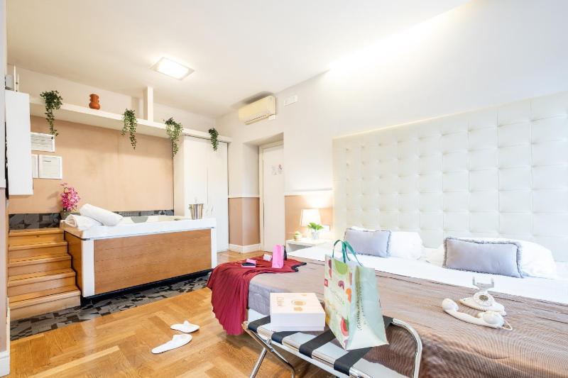 Suite with Jacuzzi for 2 people image 4