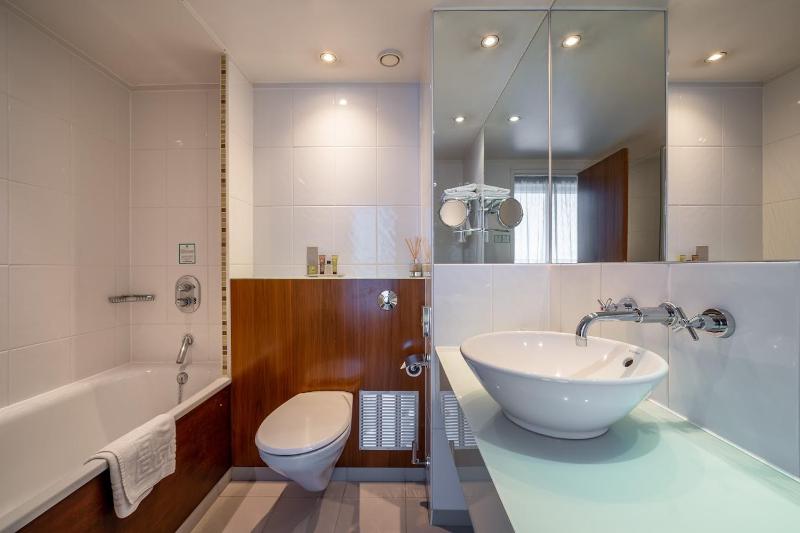 Premium King Room with Balcony image 3
