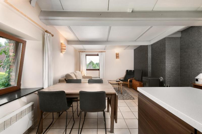 One-Bedroom Apartment image 3