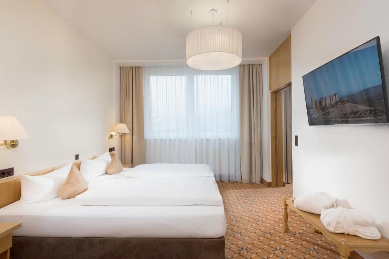 One-Bedroom Suite image 4