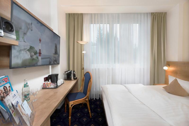 Standard Queen Room image 4