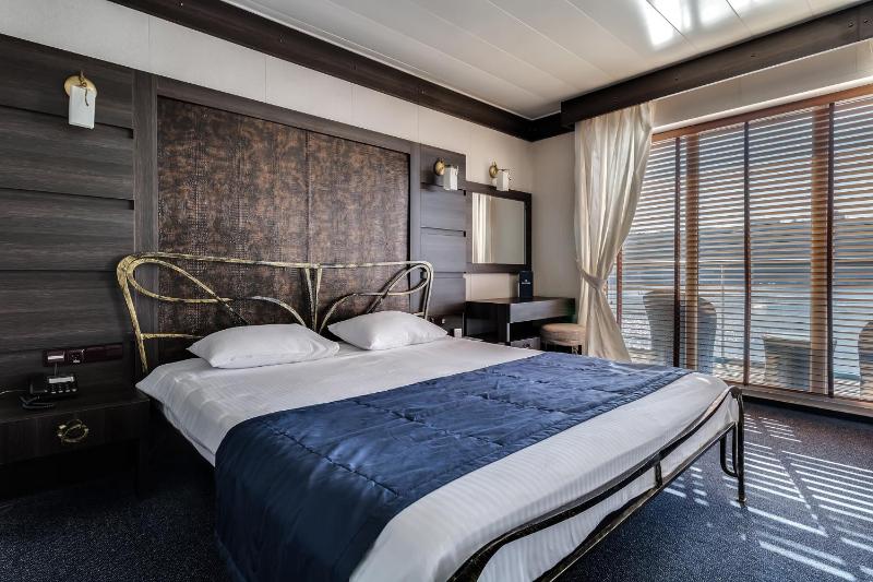 Deluxe Double Room with River View image 3