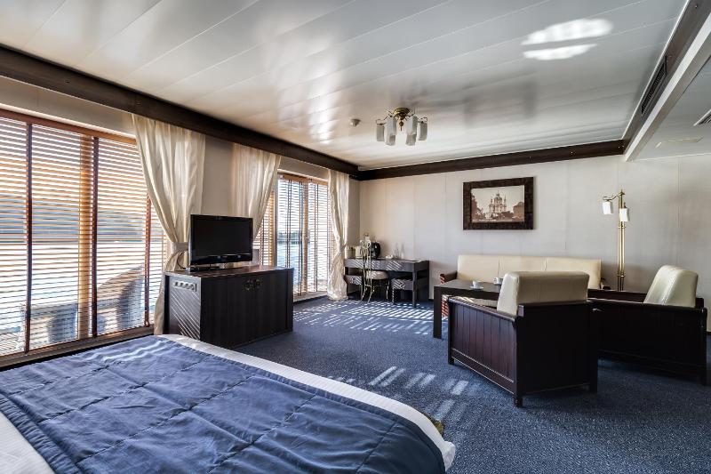 Deluxe Double Room with River View image 4