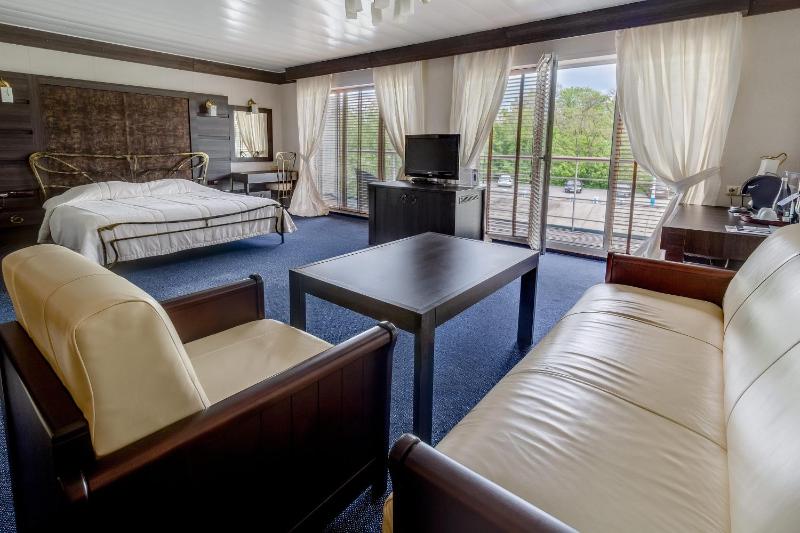 Deluxe Double Room with Park View image 1