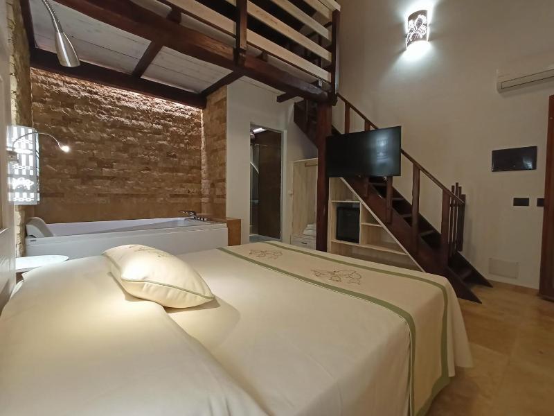 Double Room with Spa Bath image 4