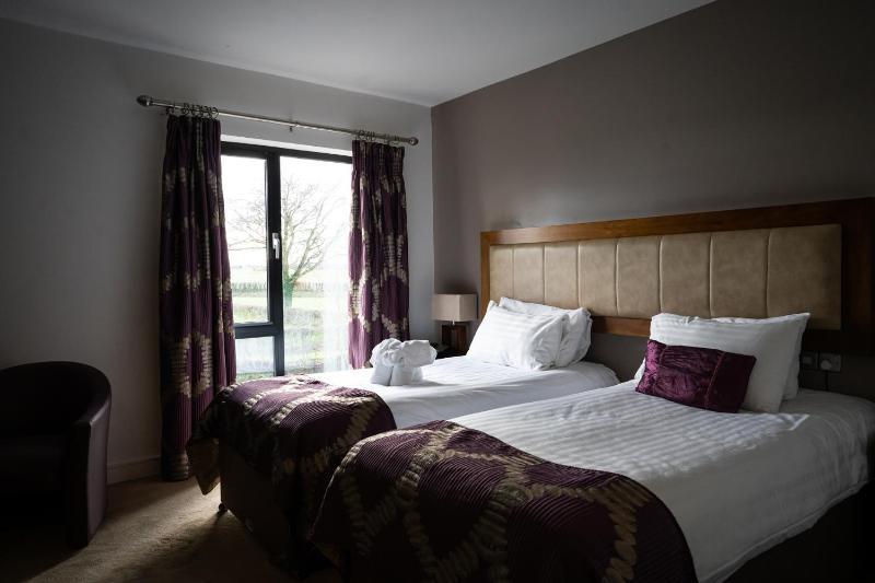 Classic Twin Room image 4