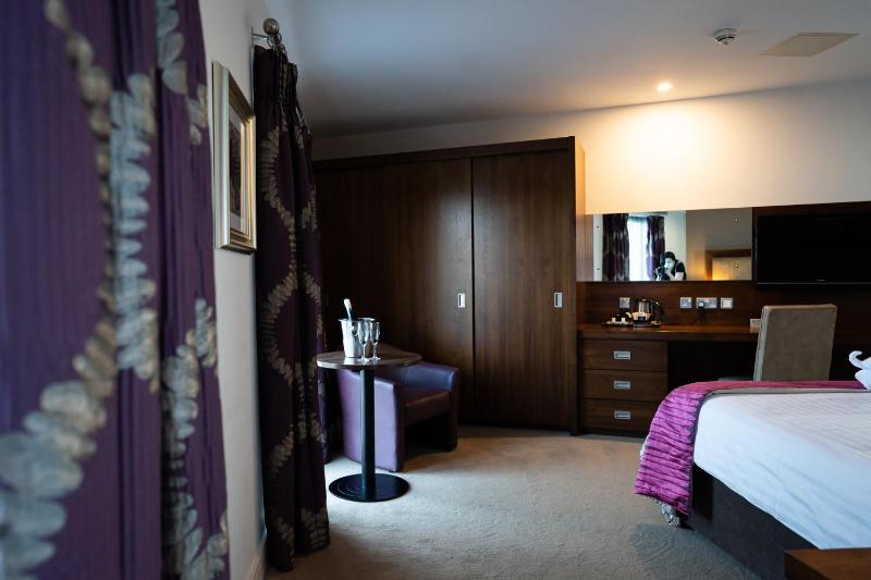 Classic Twin Room image 3