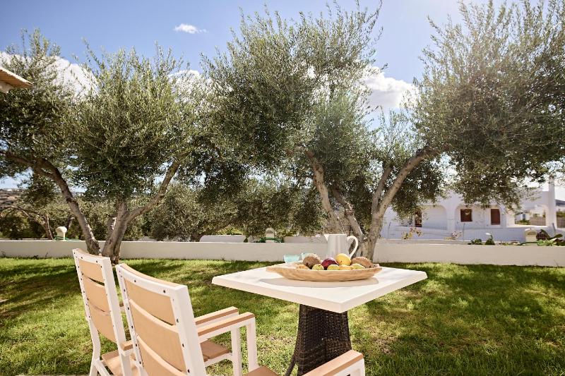 Double Room with Garden View image 3