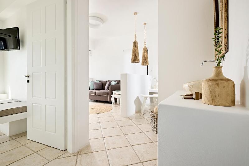 Deluxe Suite With Sea View (Pearl) image 4