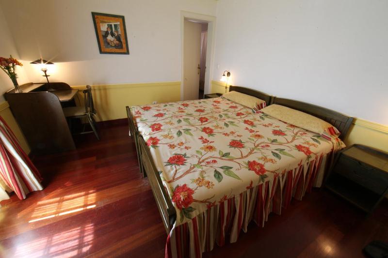 Twin Room image 4