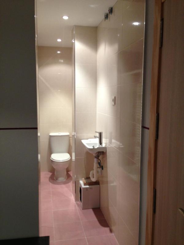 Single Room with Bathroom image 2