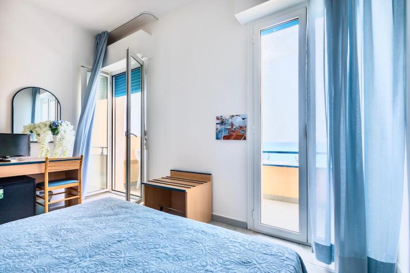 Double Room with Balcony and Sea View image 4