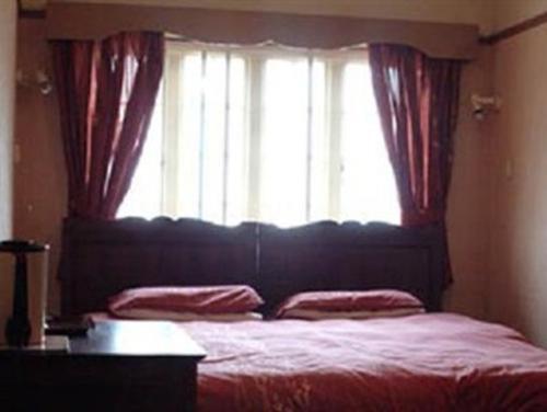 Twin Room with Shared Bathroom image 2