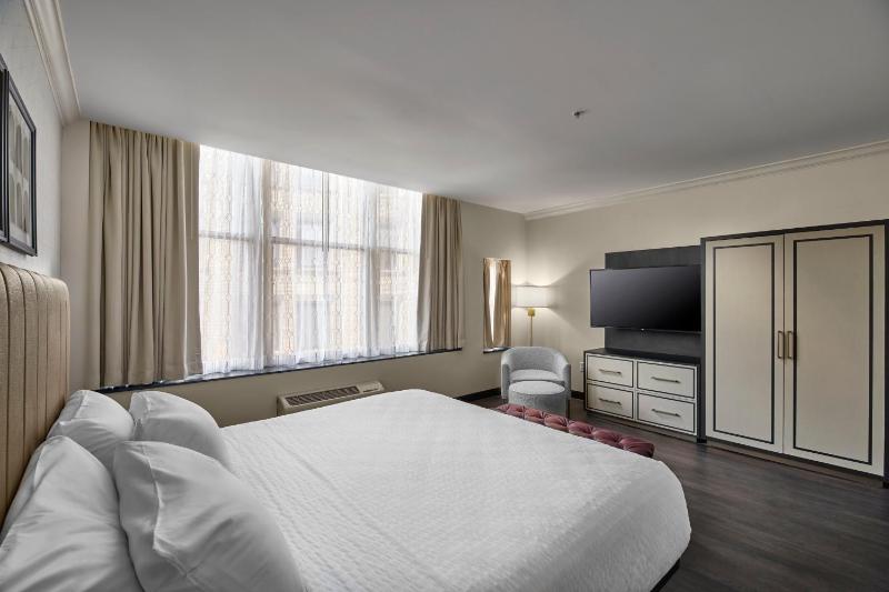 One-Bedroom Suite image 2