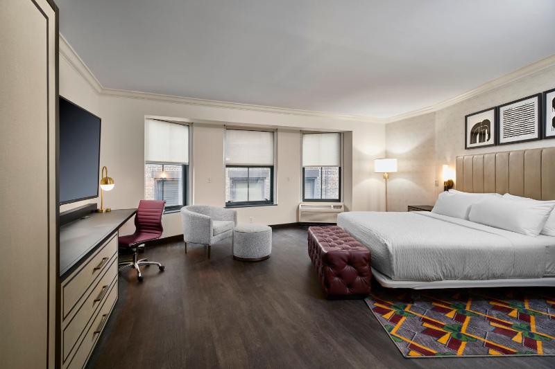 Standard King Room with Mobility Accessible Tub image 2