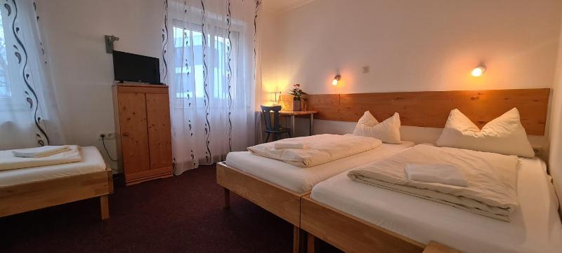 Standard Triple Room image 4