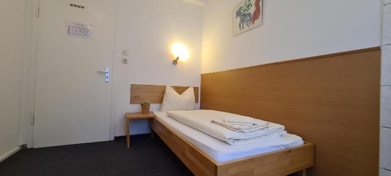 Budget Single Room image 4