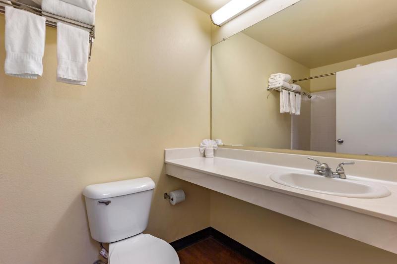 Efficiency King Studio - Accessible/Non-Smoking image 2