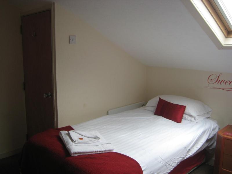 Twin Attic Room image 4